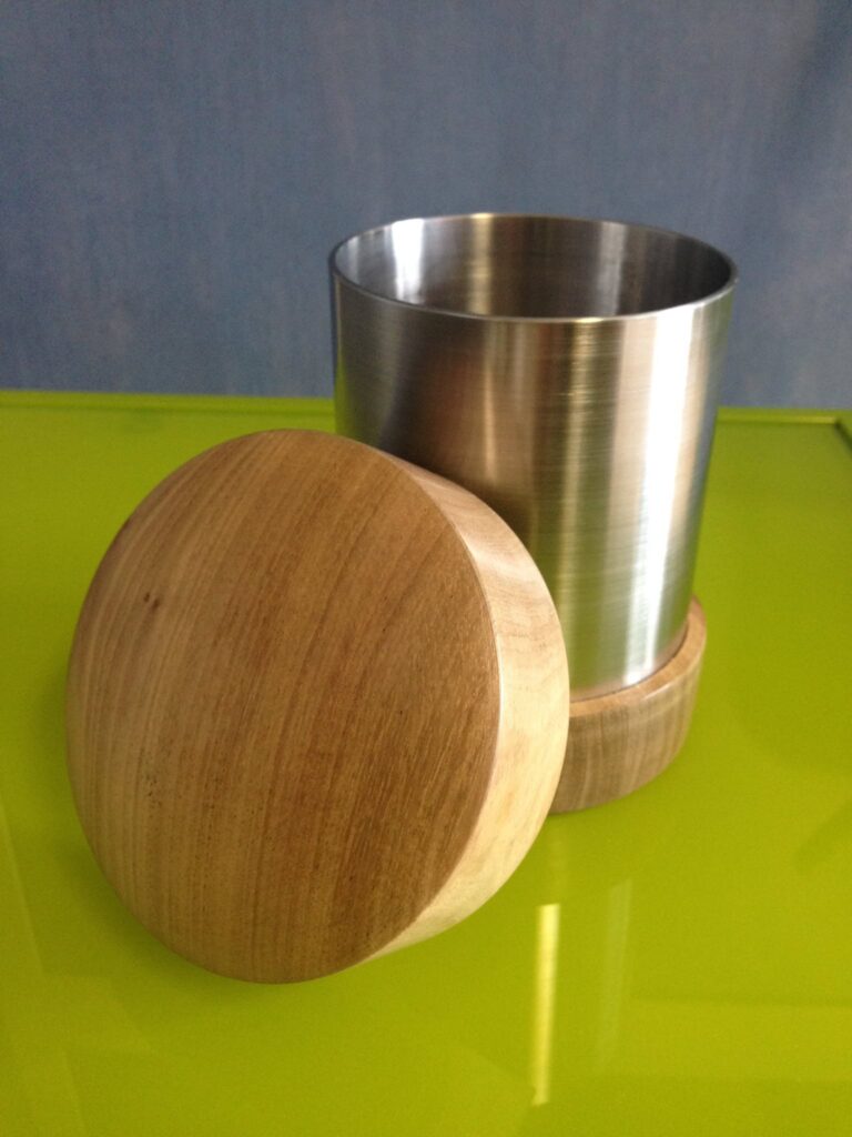 Support en inox avec couvercle en bois fabriqué sur mesure à La Réunion